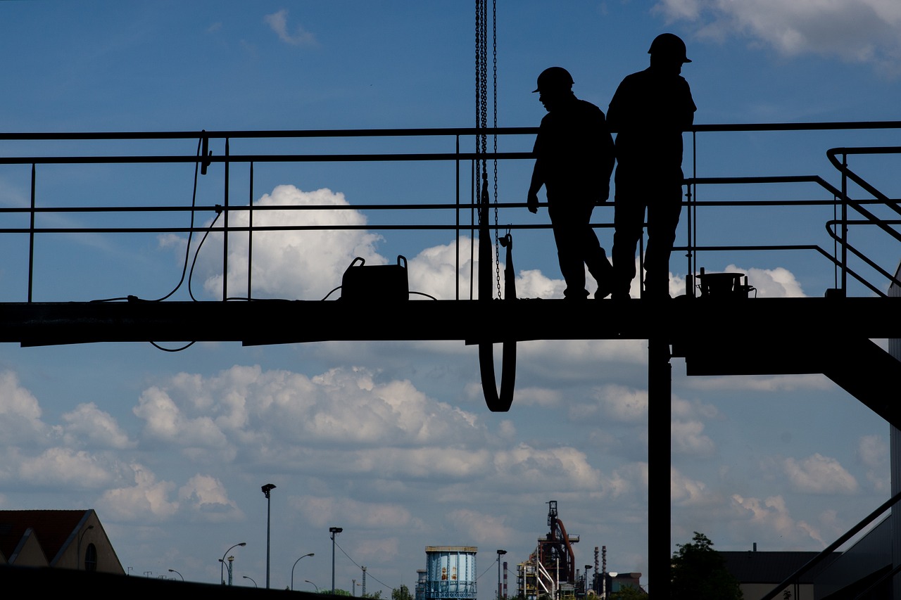 Operai al lavoro su una struttura in acciaio