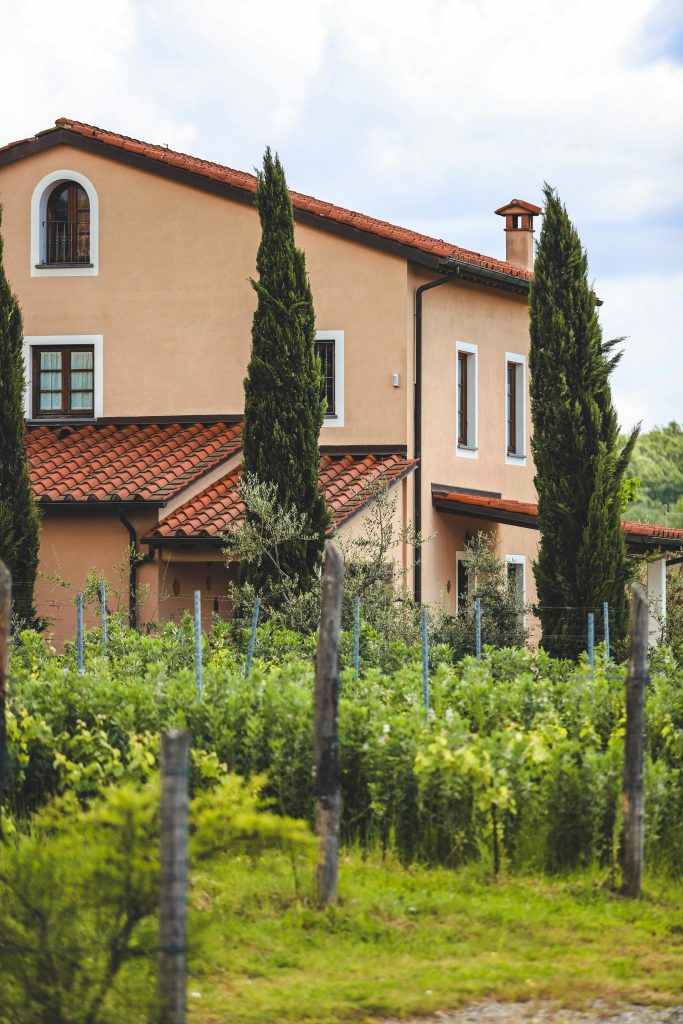 Casale ristrutturato tra vigneti e cipressi