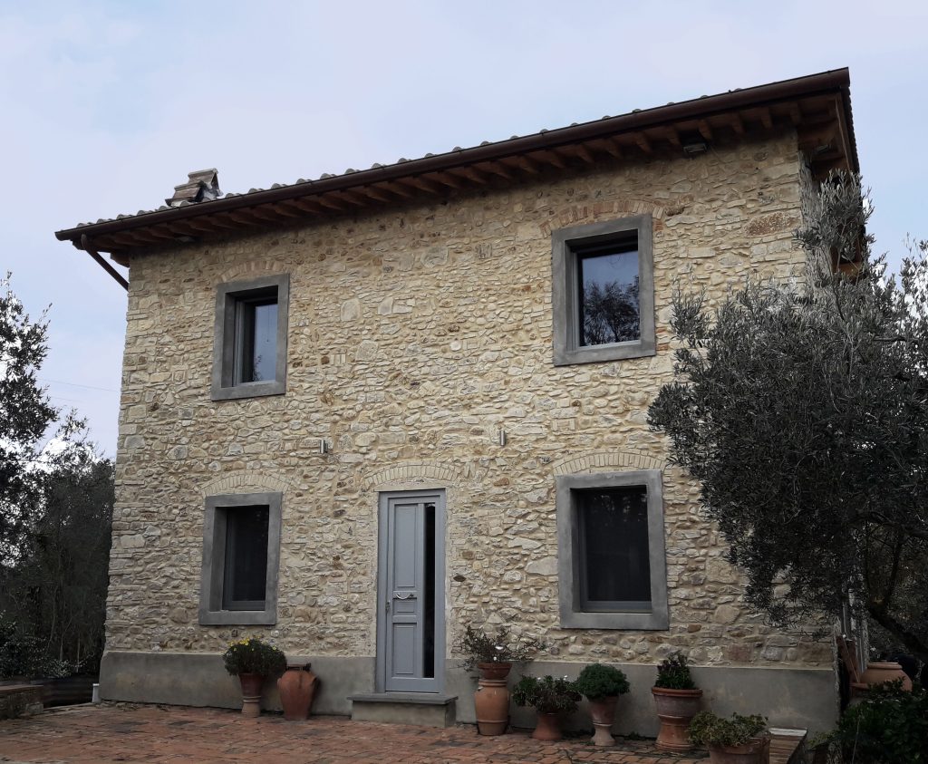 Casa colonica in pietra ristrutturata