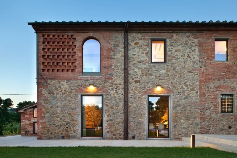 Facciata in mattoni e pietra