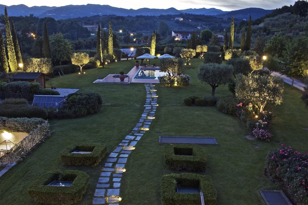 Giardino con vialetto e illuminazione esterna