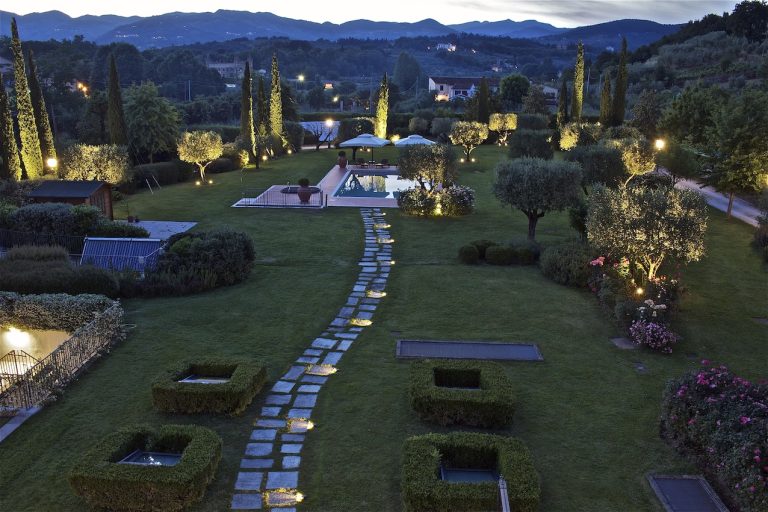 Giardino con vialetto illuminato